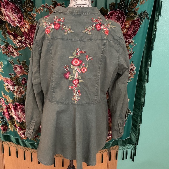 Nostalgia Green Button Down Shirt with Floral Embroidery - Picture 2 of 7